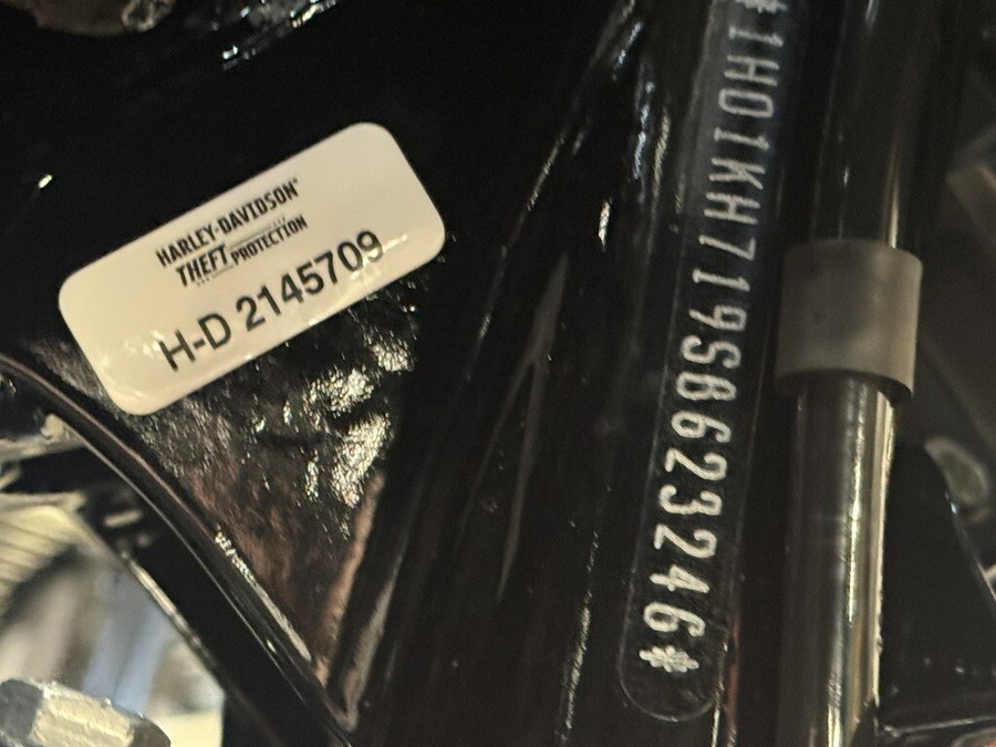 2025 Harley-Davidson Road Glide® FLTRX VIVID BLACK