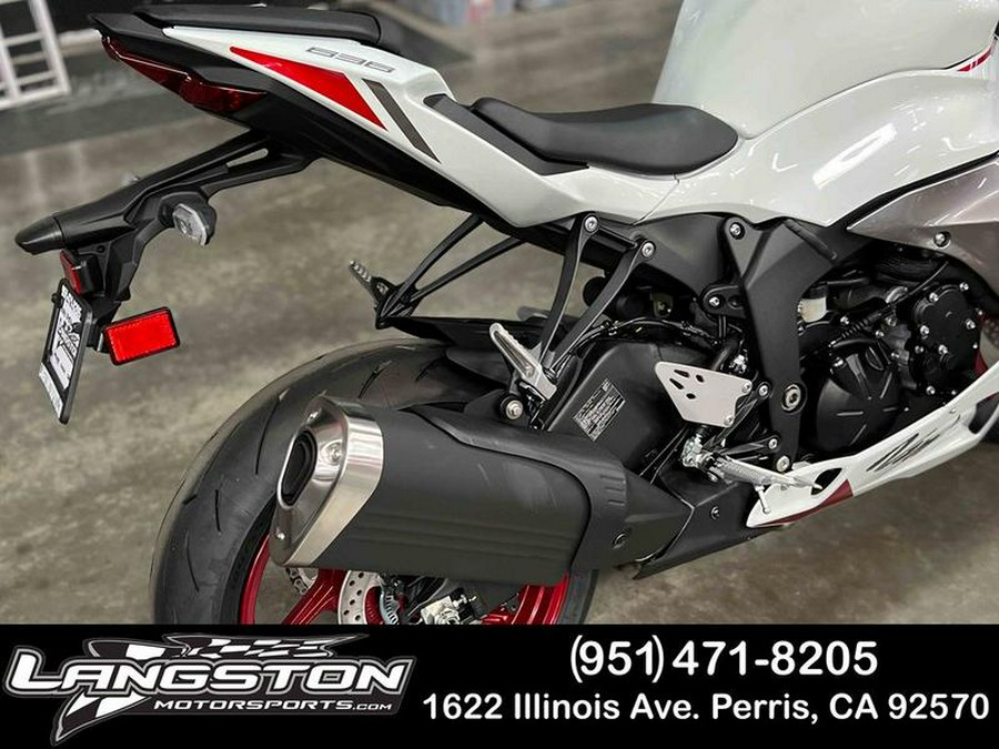 2024 Kawasaki Ninja® ZX™-6R ABS Pearl Robotic White/Metallic Graphite Gray