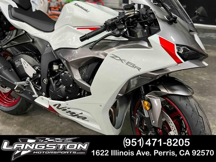 2024 Kawasaki Ninja® ZX™-6R ABS Pearl Robotic White/Metallic Graphite Gray