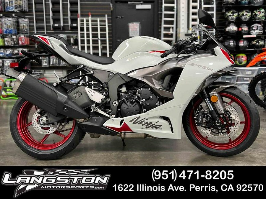 2024 Kawasaki Ninja® ZX™-6R ABS Pearl Robotic White/Metallic Graphite Gray