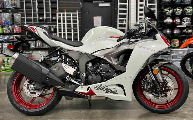 2024 Kawasaki Ninja® ZX™-6R ABS Pearl Robotic White/Metallic Graphite Gray