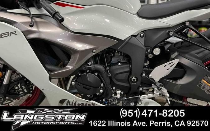 2024 Kawasaki Ninja® ZX™-6R ABS Pearl Robotic White/Metallic Graphite Gray