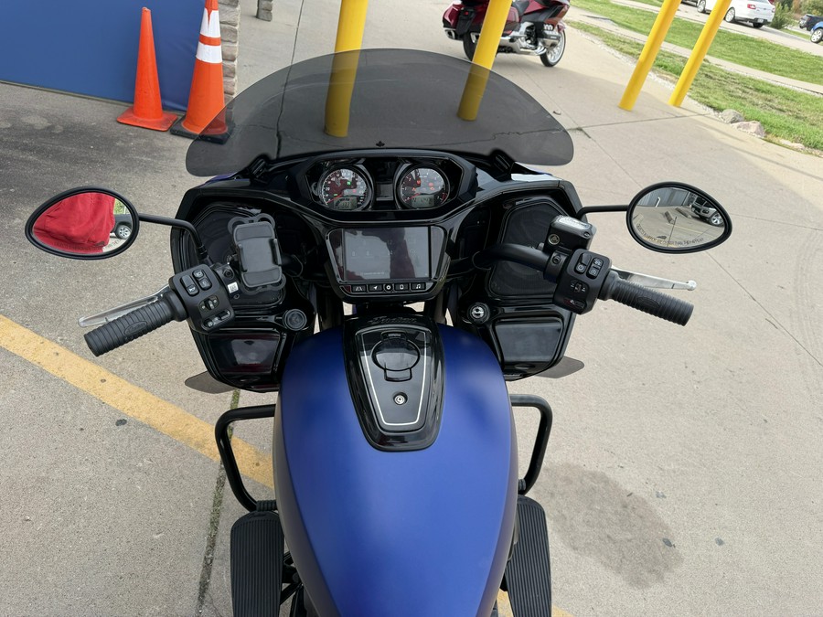 2024 Indian Motorcycle Challenger® Dark Horse® with PowerBand Audio Package