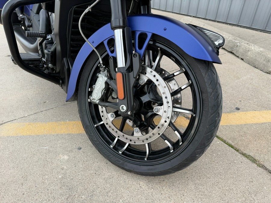2024 Indian Motorcycle Challenger® Dark Horse® with PowerBand Audio Package