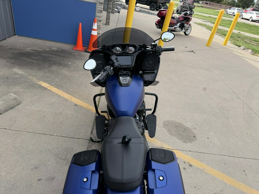 2024 Indian Motorcycle Challenger® Dark Horse® with PowerBand Audio Package