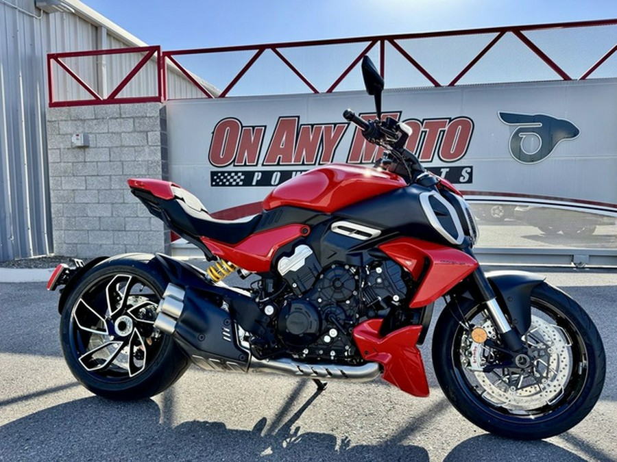 2025 Ducati Diavel V4 Ducati Red
