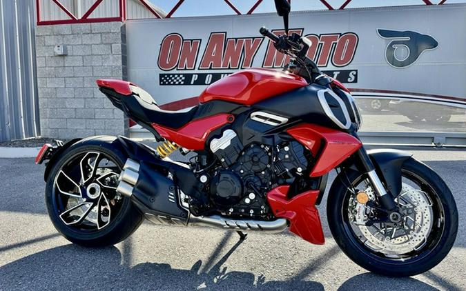 2025 Ducati Diavel V4 Ducati Red