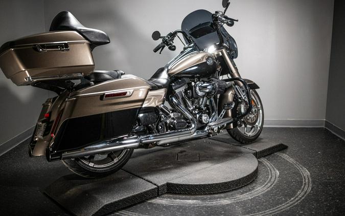 2014 CVO™ Road King® (FLHRSE5)