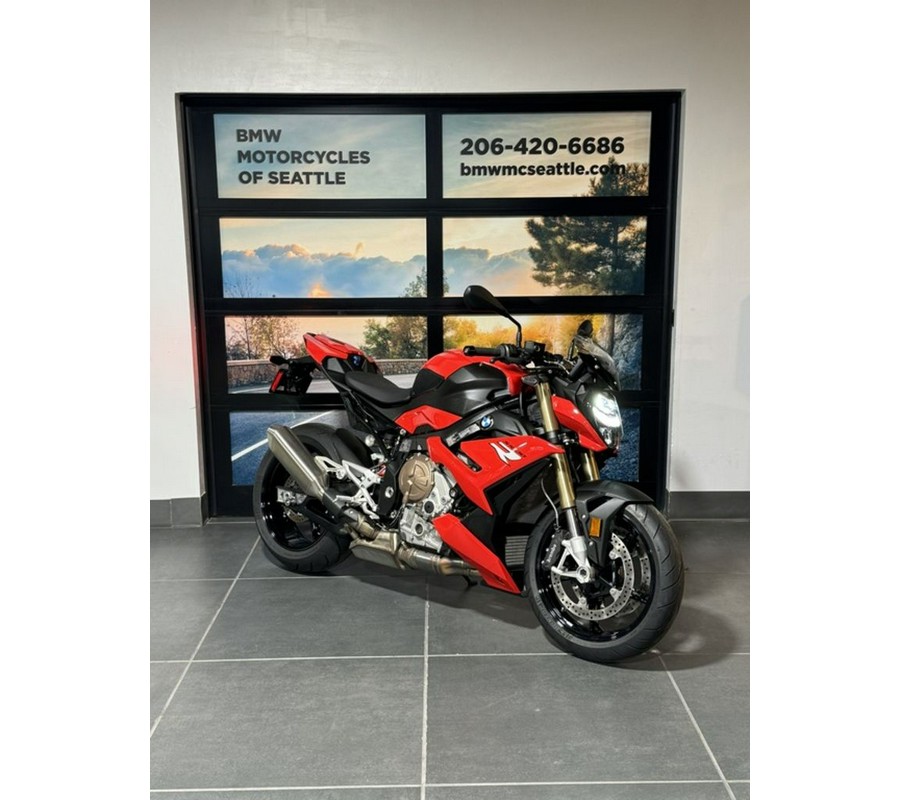 2022 BMW S 1000 R Racing Red