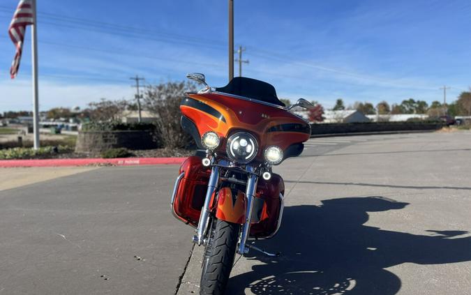 2013 Harley-Davidson® CVO™ Ultra Classic® Electra Glide® FLHTCUSE8 TRIB ORNG/SLATE 953482