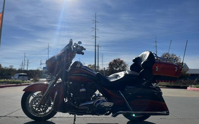 2013 Harley-Davidson® CVO™ Ultra Classic® Electra Glide® FLHTCUSE8 TRIB ORNG/SLATE 953482