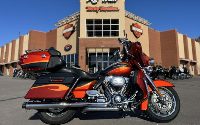 2013 Harley-Davidson® CVO™ Ultra Classic® Electra Glide® FLHTCUSE8 TRIB ORNG/SLATE 953482