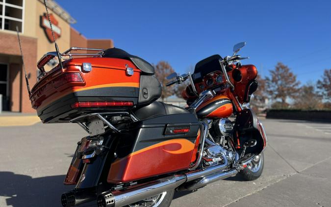 2013 Harley-Davidson® CVO™ Ultra Classic® Electra Glide® FLHTCUSE8 TRIB ORNG/SLATE 953482
