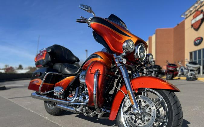 2013 Harley-Davidson® CVO™ Ultra Classic® Electra Glide® FLHTCUSE8 TRIB ORNG/SLATE 953482