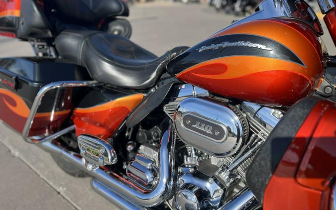 2013 Harley-Davidson® CVO™ Ultra Classic® Electra Glide® FLHTCUSE8 TRIB ORNG/SLATE 953482