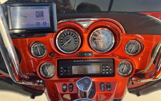 2013 Harley-Davidson® CVO™ Ultra Classic® Electra Glide® FLHTCUSE8 TRIB ORNG/SLATE 953482