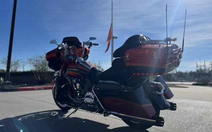 2013 Harley-Davidson® CVO™ Ultra Classic® Electra Glide® FLHTCUSE8 TRIB ORNG/SLATE 953482