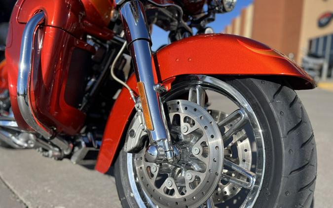 2013 Harley-Davidson® CVO™ Ultra Classic® Electra Glide® FLHTCUSE8 TRIB ORNG/SLATE 953482