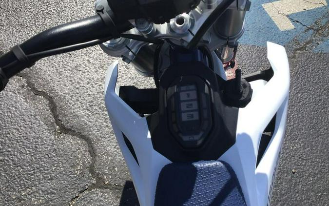 2027 Husqvarna® EE 5