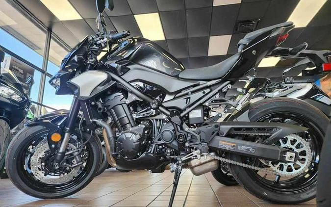 2025 Kawasaki Z900 ABS Metallic Spark Black/Metallic Carbon Gray
