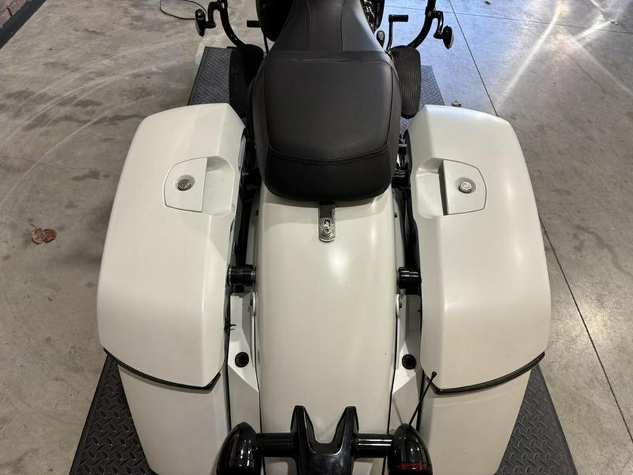 2019 Indian Motorcycle® Chieftain Dark Horse® White Smoke