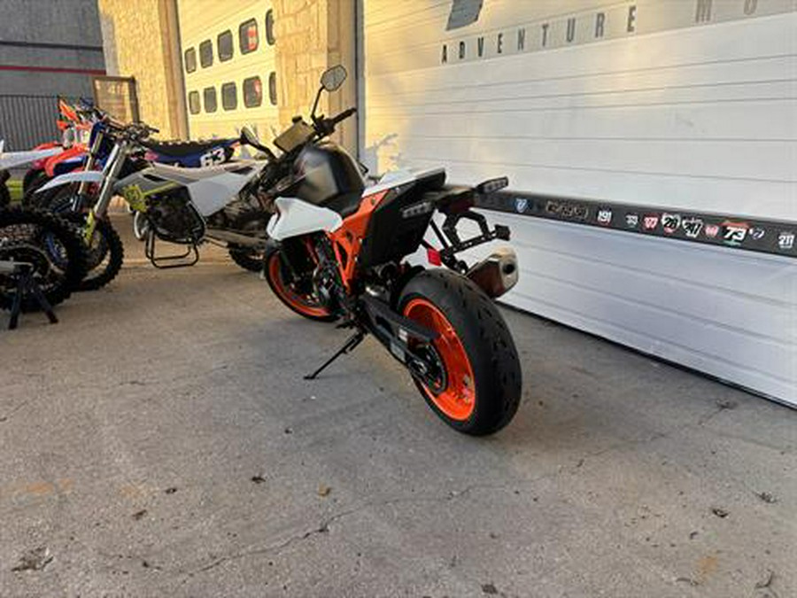 2026 KTM 990 Duke R