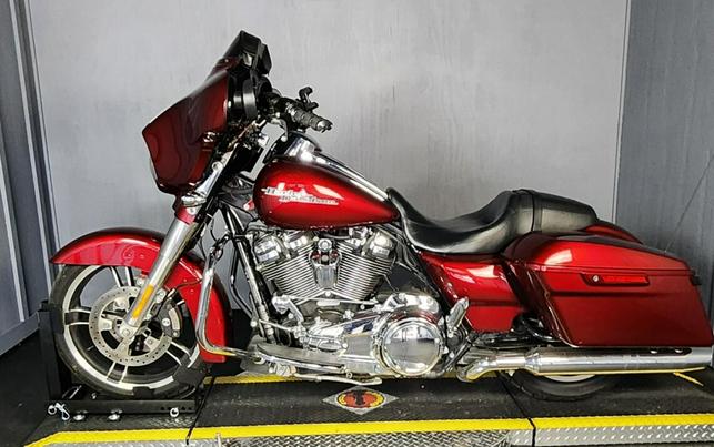 2017 Harley-Davidson Street Glide Special FLHXS VELOCITY RED