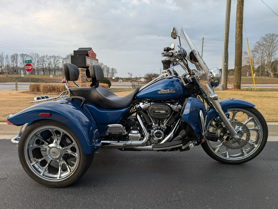 2022 Harley-Davidson® Freewheeler® Reef Blue