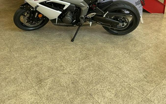 2025 Triumph Daytona 660 Snowdonia White/Sapphire Black