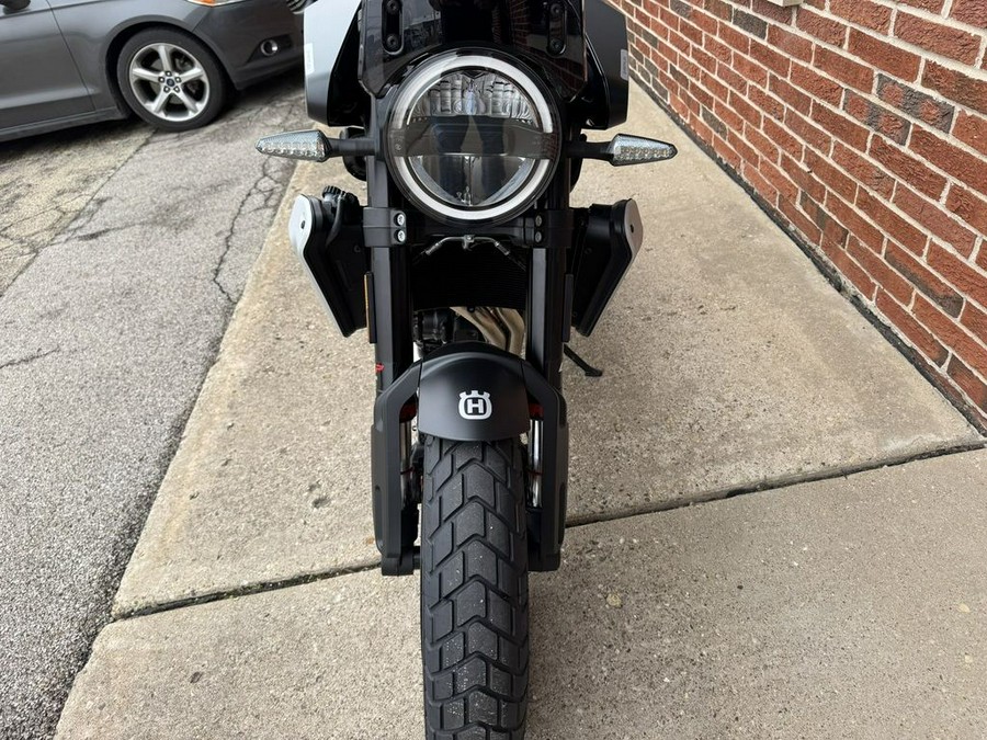 2025 Husqvarna® Svartpilen 801