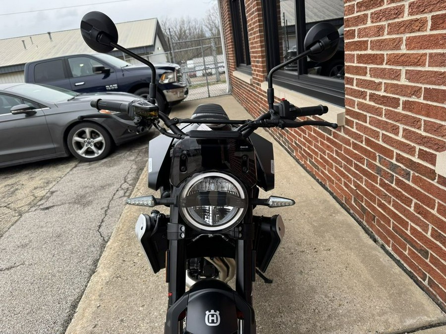 2025 Husqvarna® Svartpilen 801