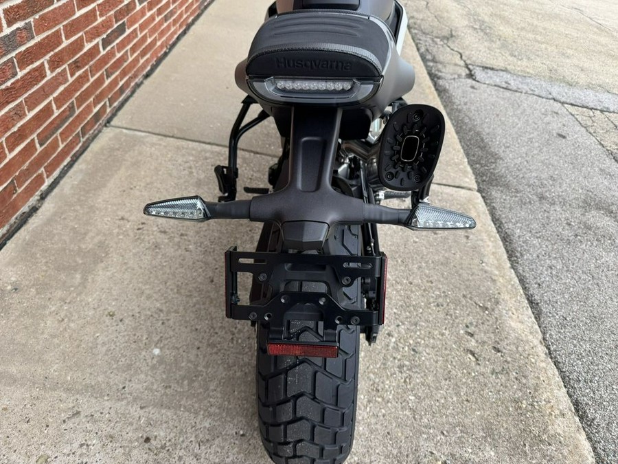 2025 Husqvarna® Svartpilen 801