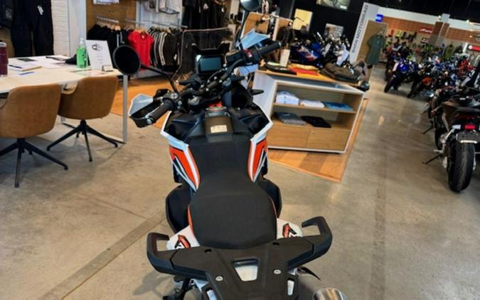 2024 KTM Adventure 890 R