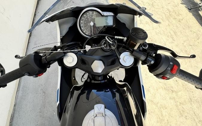 2026 Triumph Thruxton 400 Pearl Metallic White / Storm Grey