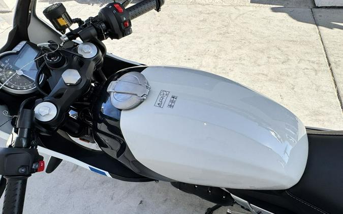 2026 Triumph Thruxton 400 Pearl Metallic White / Storm Grey