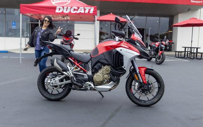 2022 Ducati Multistrada V4S Ducati Red / Alloy Wheels