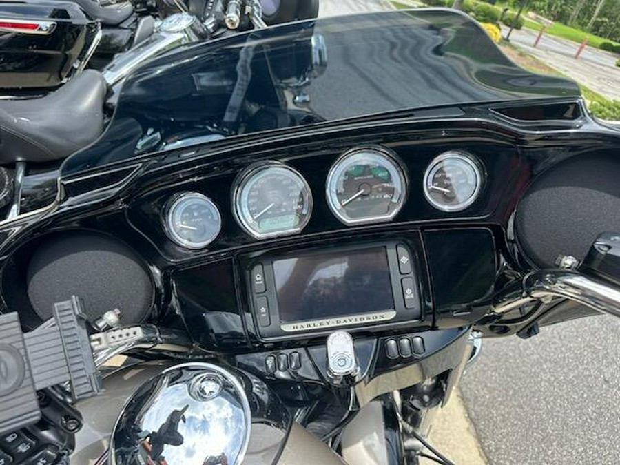 2018 Harley-Davidson Ultra Limited SLVFRTN/BLKTPST W/PINSTRIPE