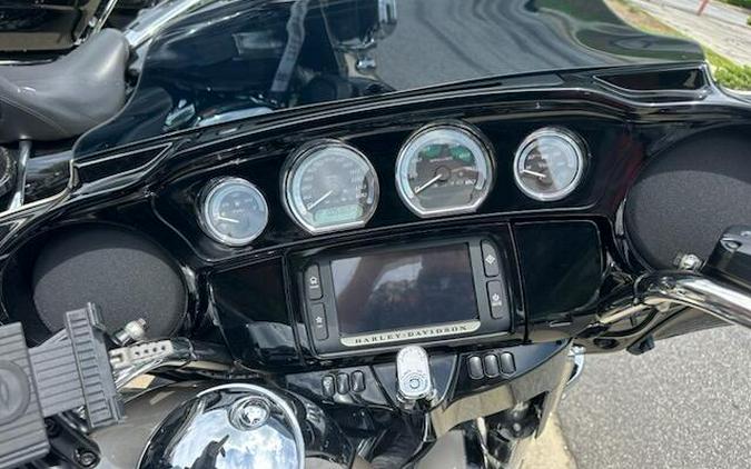 2018 Harley-Davidson Ultra Limited SLVFRTN/BLKTPST W/PINSTRIPE