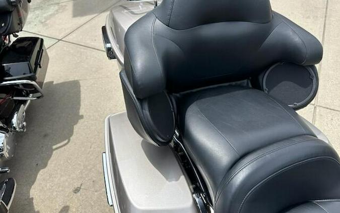 2018 Harley-Davidson Ultra Limited SLVFRTN/BLKTPST W/PINSTRIPE