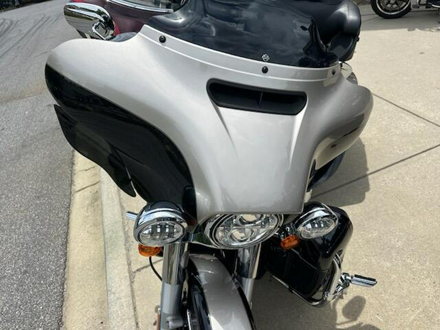 2018 Harley-Davidson Ultra Limited SLVFRTN/BLKTPST W/PINSTRIPE