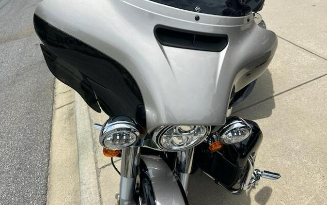 2018 Harley-Davidson Ultra Limited SLVFRTN/BLKTPST W/PINSTRIPE