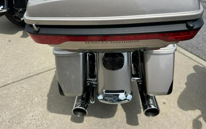 2018 Harley-Davidson Ultra Limited SLVFRTN/BLKTPST W/PINSTRIPE