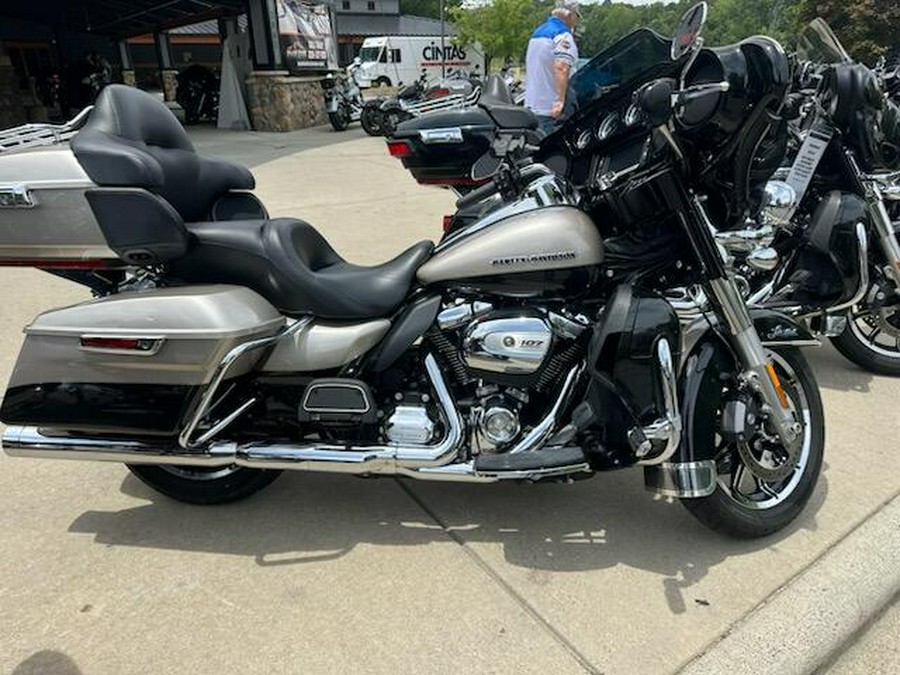 2018 Harley-Davidson Ultra Limited SLVFRTN/BLKTPST W/PINSTRIPE
