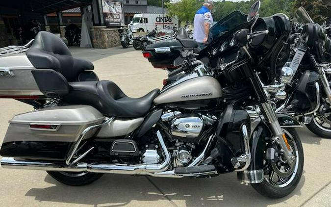 2018 Harley-Davidson Ultra Limited SLVFRTN/BLKTPST W/PINSTRIPE