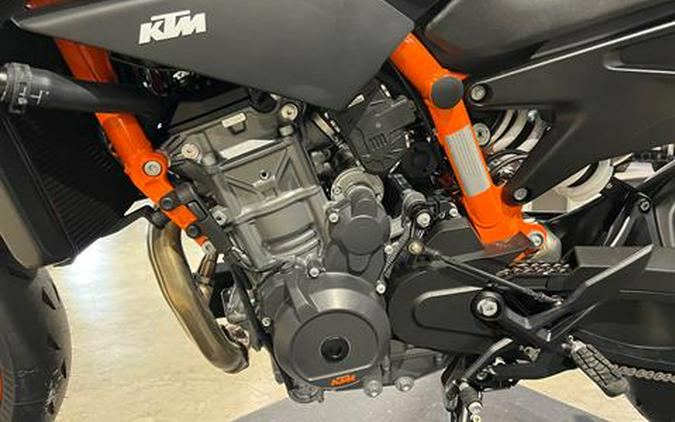 2023 KTM 890 Duke R