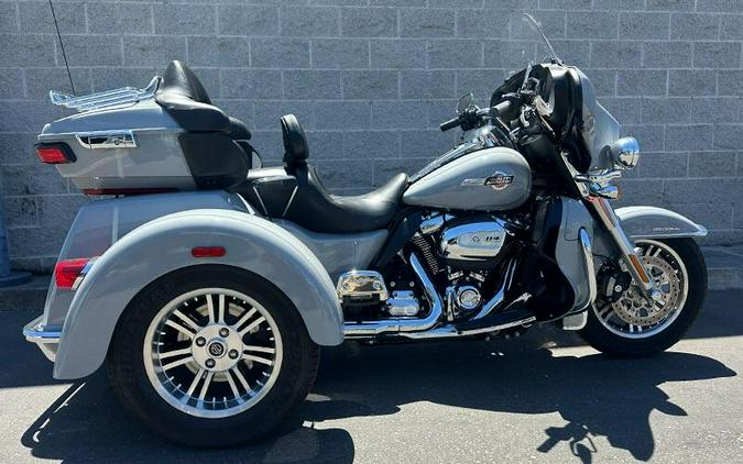 2024 Harley-Davidson® Tri Glide™ Ultra BILLIARD GRAY W/ PINSTRIPE