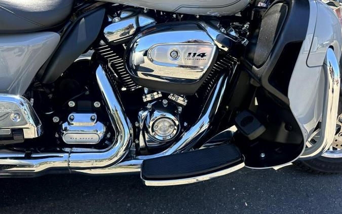 2024 Harley-Davidson® Tri Glide™ Ultra BILLIARD GRAY W/ PINSTRIPE