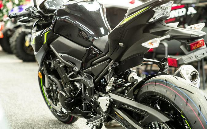 2024 Kawasaki Z900 ABS Metallic Spark Black/Metallic Matte Dark Gray