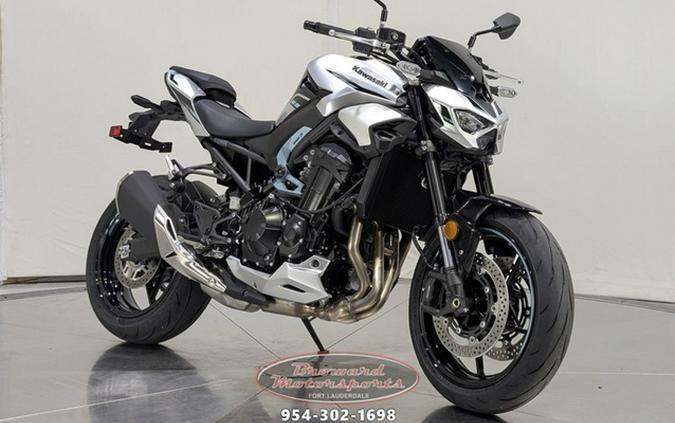 2025 Kawasaki Z900 ABS Metallic Spark Black/Metallic Carbon Gray