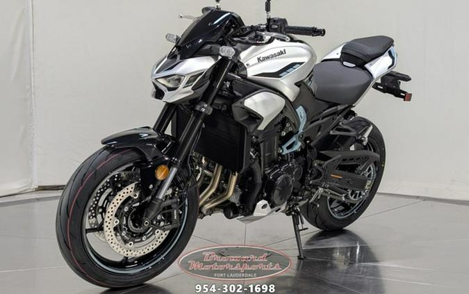 2025 Kawasaki Z900 ABS Metallic Spark Black/Metallic Carbon Gray